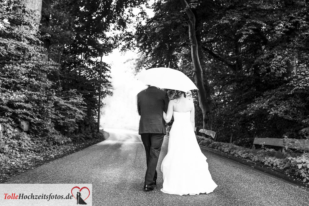 Das Brautpaar mit Regenschirm